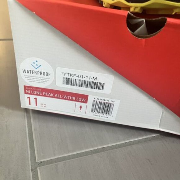 Altra Lone Peak All Weather Low Mens 11 Black and Yellow - Picture 2 of 3